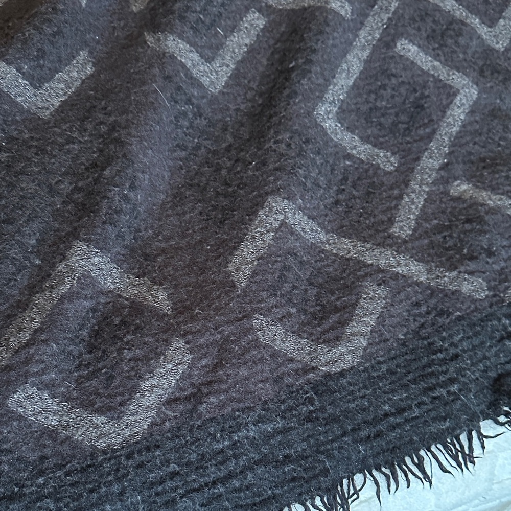 ***Wilfred Black Geometric Blanket scarf - Picture 5 of 9